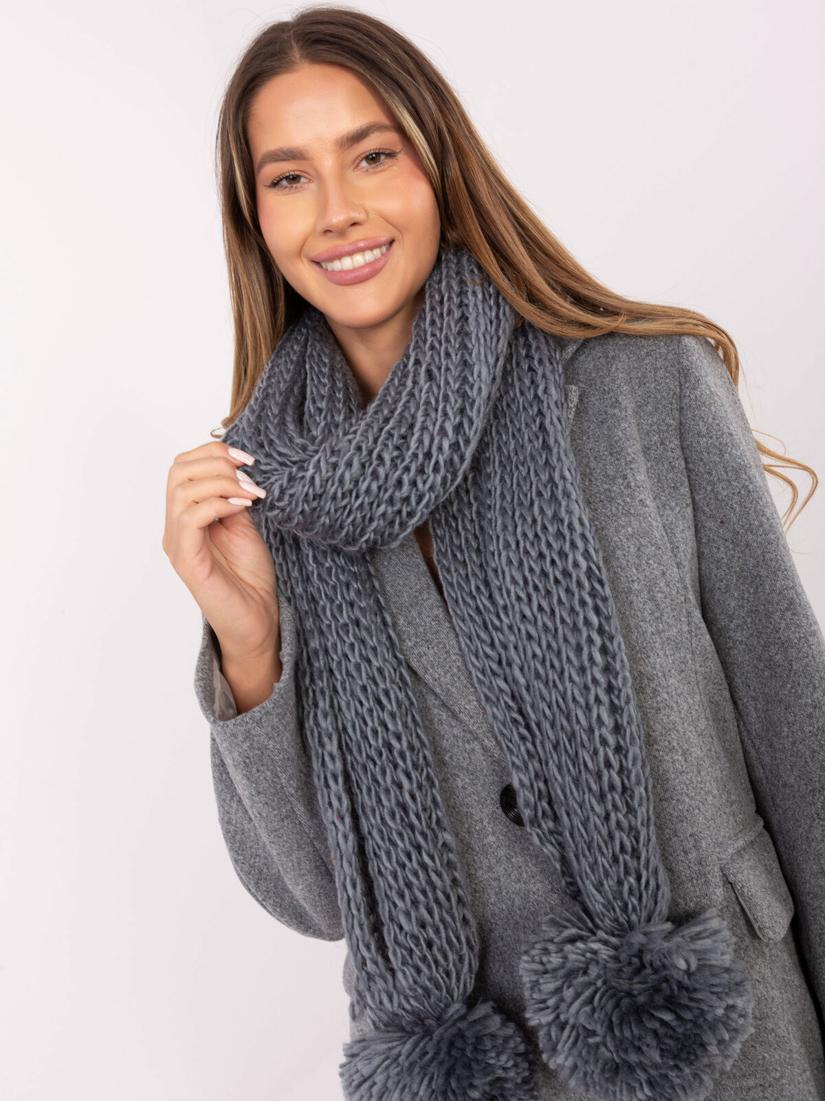 Šedý šál s brmbolcami