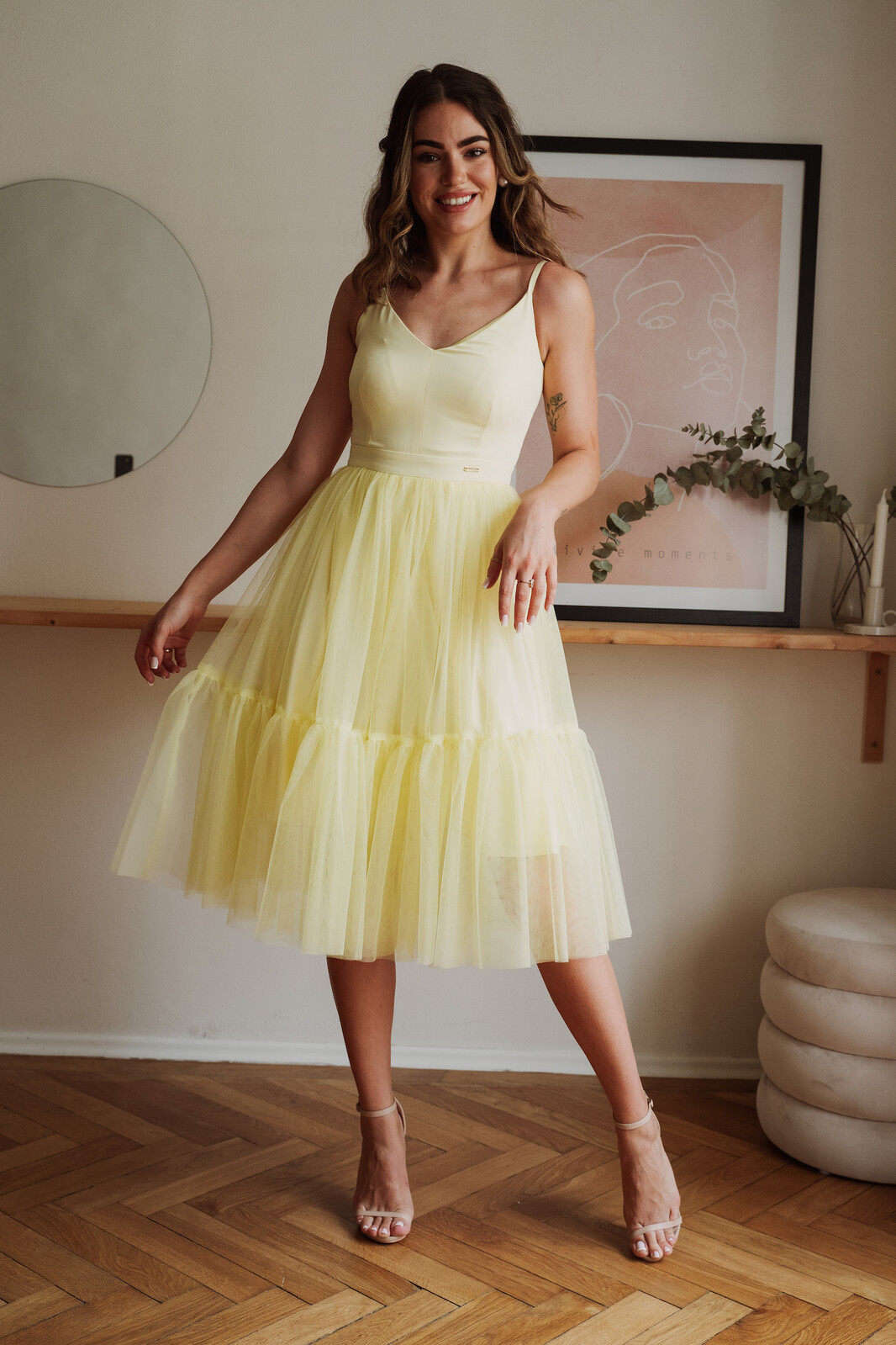 Parisse Žlté midi šaty s tylovou sukňou Veľkosť: XS