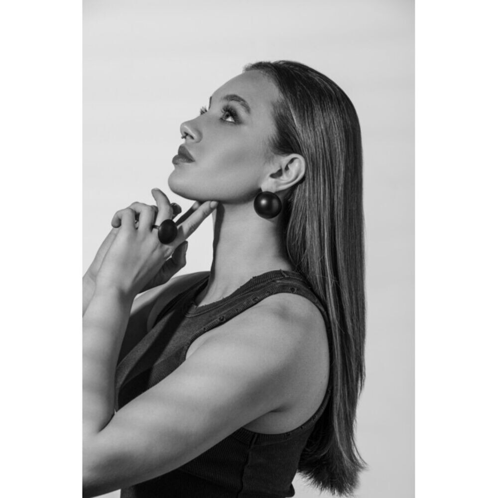 Matné čierne náušnice v tvare veľkej pologule 18913