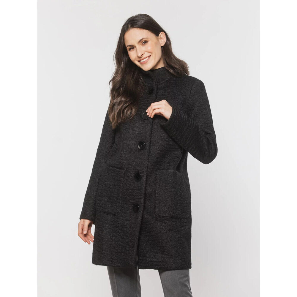 Dámsky kabát čiernej farby s veľkými gombíkmi 19323