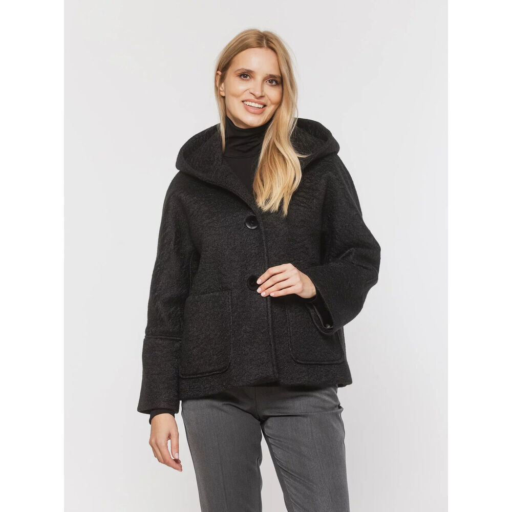 Dámsky krátky kabát čiernej farby s veľkou kapucňou 19376