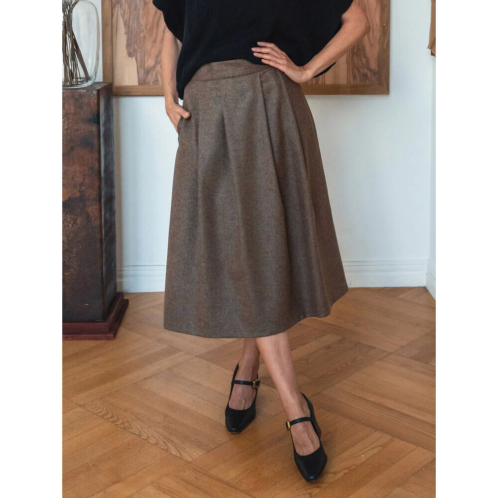 Elegantná dámska skladaná sukňa tmavohnedej farby 19399