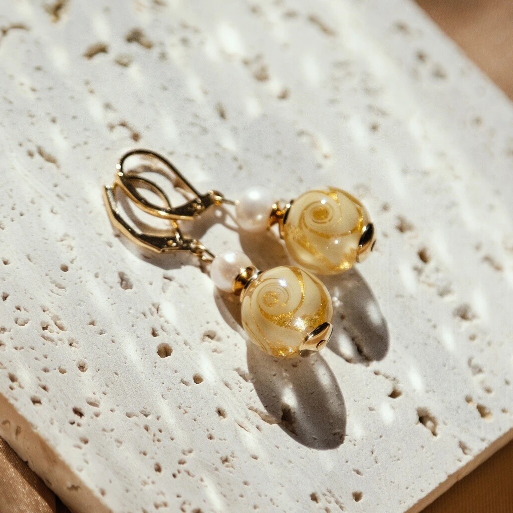 Lampglas Náušnice Golden Ball s 24-karátovým zlatom v perlách Lampglas a riečnymi perlami ETB2