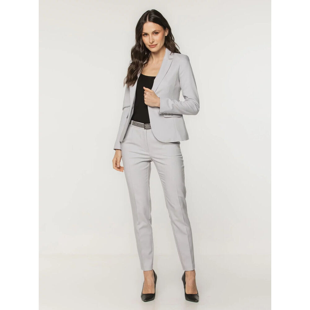 Dámsky elegantný kostým svetlosivej farby 18114