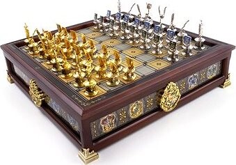 Harry Potter – Hogwarts Houses Quidditch Chess Set – šach