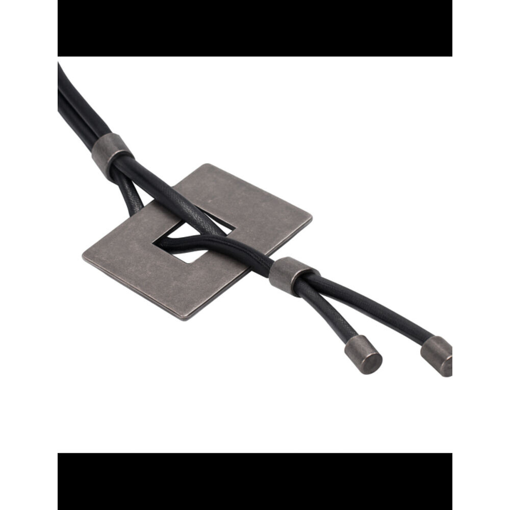 Dámsky originálny náhrdelník s kovovým štvorcovým príveskom 18396