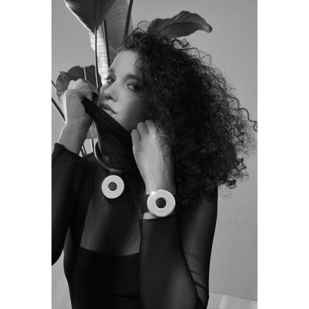 Náramok z kože s veľkou ozdobou - pozláteným kruhom 18825