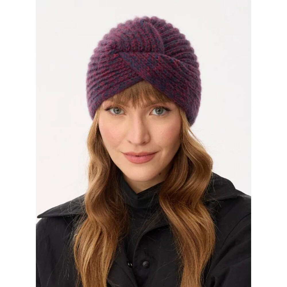 Dámska zimná čiapka s tmavomodrým a červeným vzorom 19243