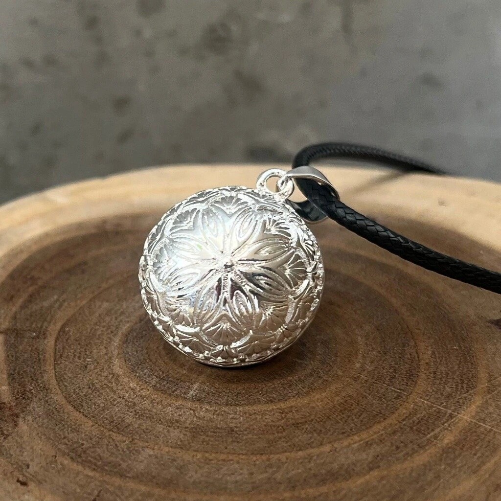 MUMMY BELL Dlhý dámsky náhrdelník s postriebrenou rolničkou Flora FLS20