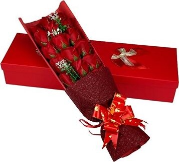 Medvídárek kytica z mydlových ruží v darčekovom boxe, červené