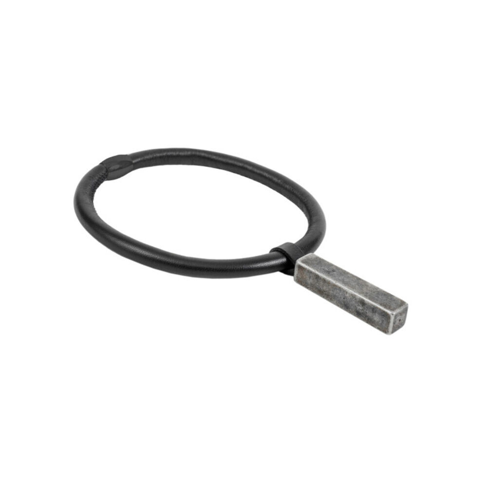 Dámsky kožený choker náhrdelník s kovovým príveskom - matným hranolom 18458