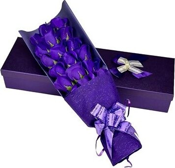 Medvídárek kytica z mýdlových ruží v darčekovom boxe, fialové