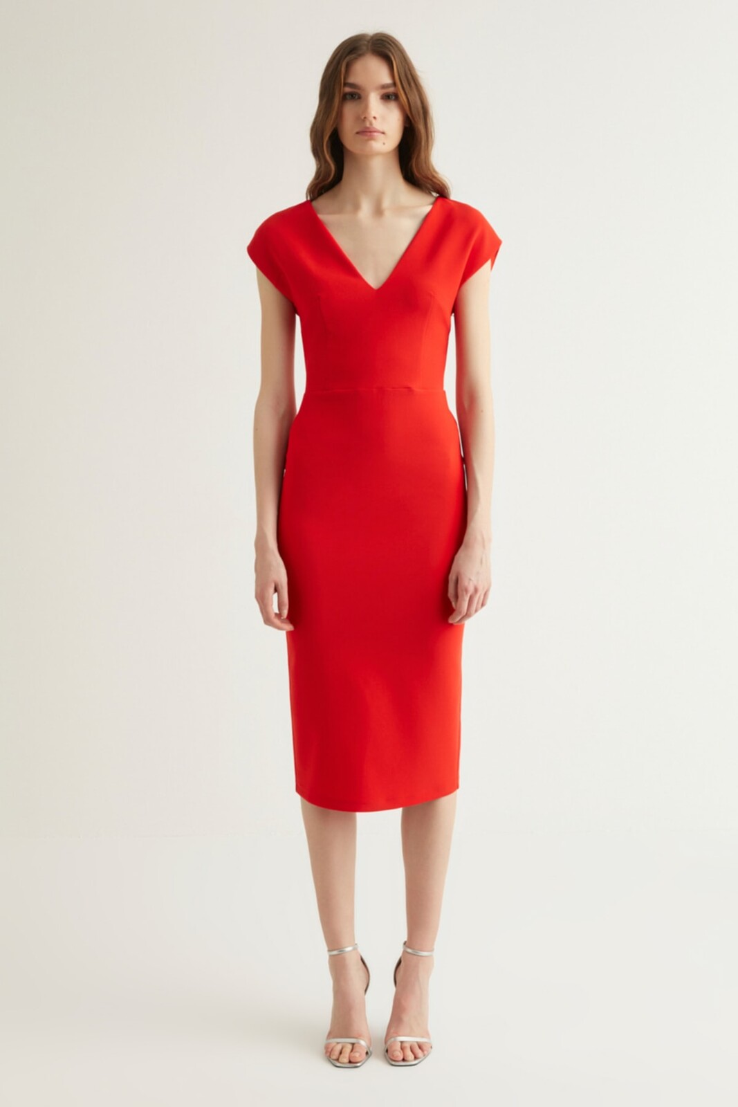 Trendyol X Dilek Hanif červené šaty s výstrihom do V