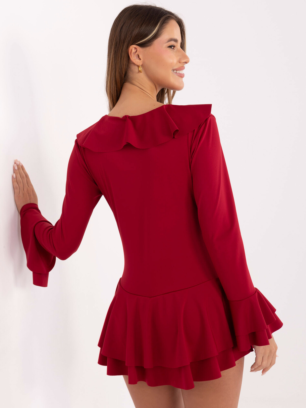 Krátky bordový overal s volánmi