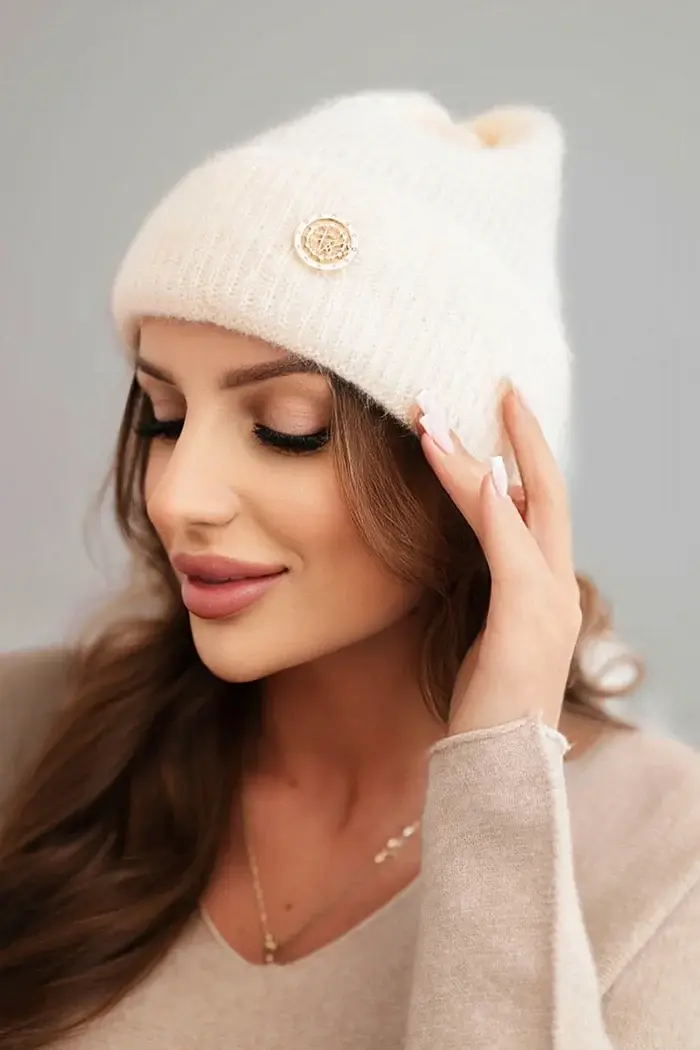 Kesi Dámska zimná čiapka huňatá s ozdobným gombíkom melónová