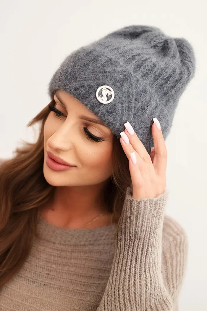Kesi Dámska zimná čiapka z huňatej priadze a s elegantným gombíkom tmavo šedá