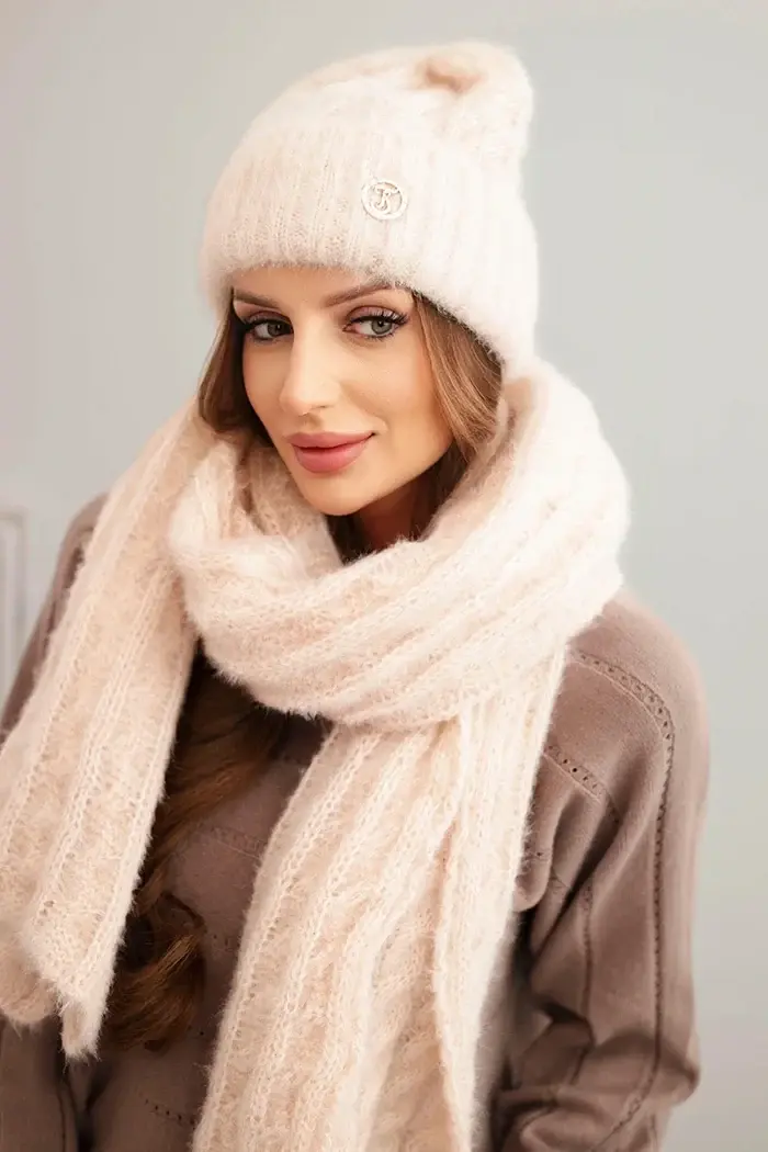 Kesi Dámsky komplet čiapka a šál s prúžkami a ozdobou svetlý pudrový ružový
