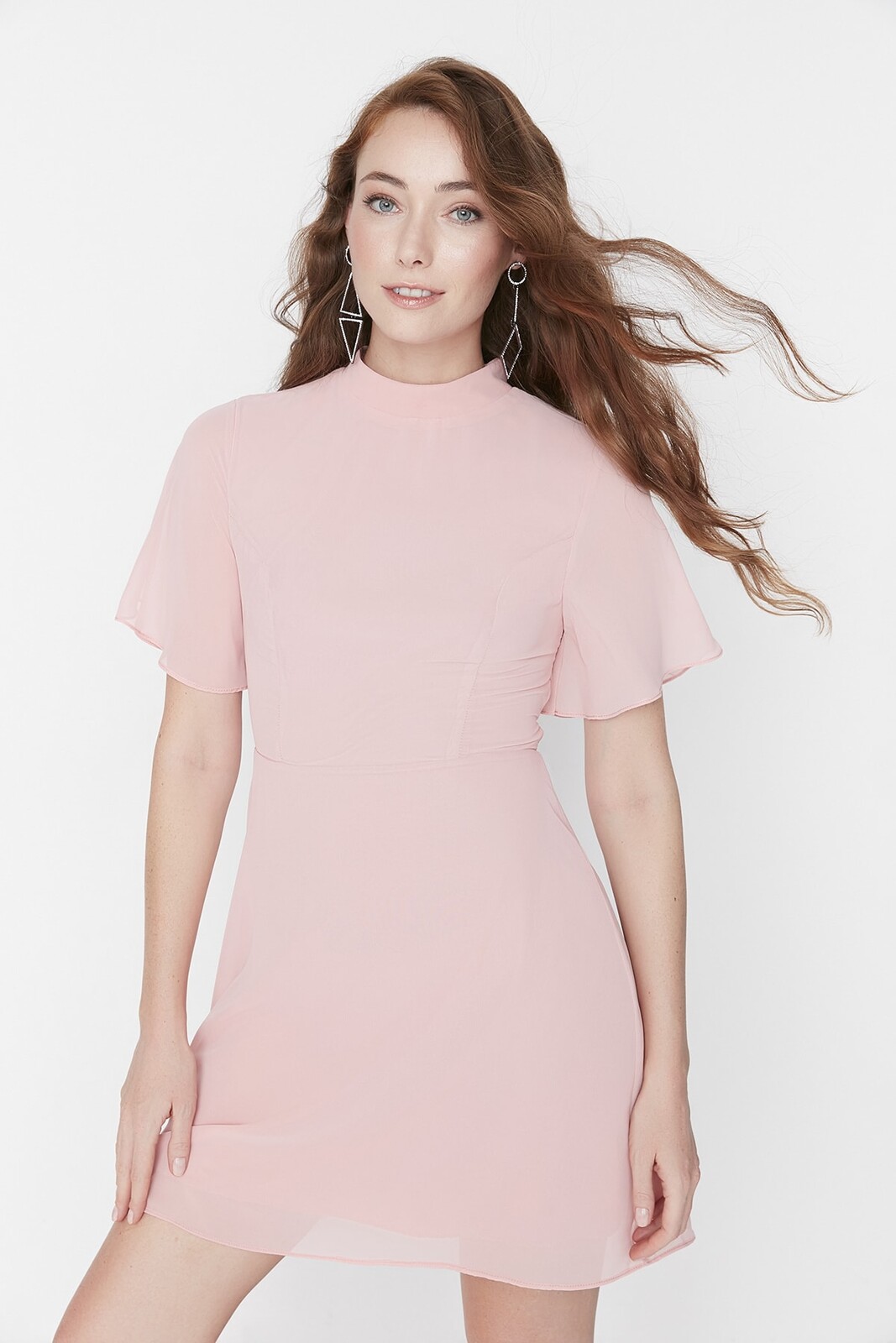 Trendyol šaty - Rosa - Skater