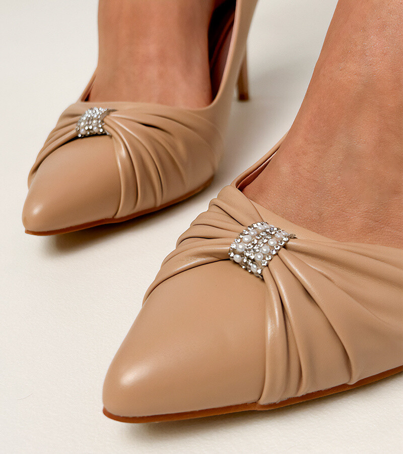 marka niezdefiniowana Béžové klasické lakované lodičky na ihlovom podpätku Spenny