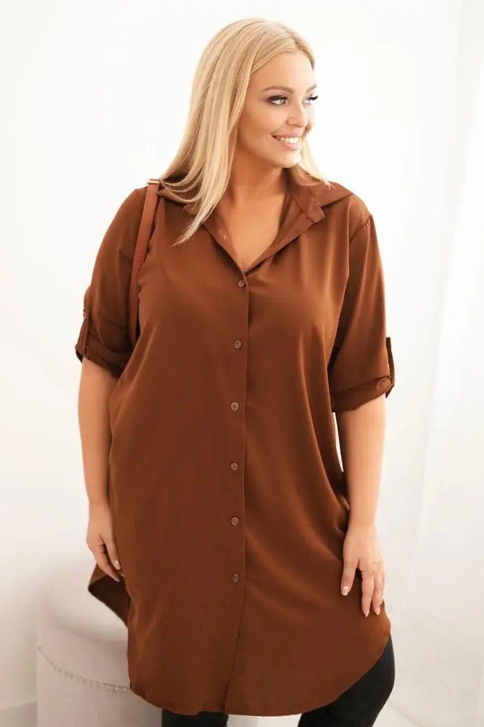 Kesi Włoski Dámska košulová sukňa Plus Size s dlhším zadným dielom a zrolovaným rukávom tmavo kamelová