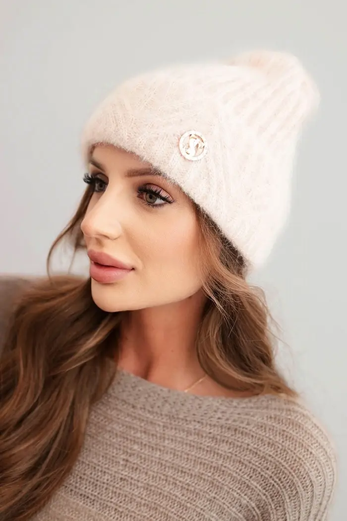 Kesi Dámska zimná čiapka z huňatej priadze a s elegantným gombíkom jasno pudrová ružová