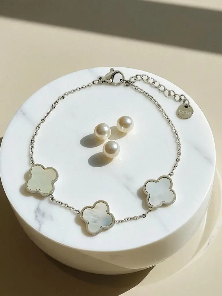 Náramok Callisto Nero s kvetinovým motívom