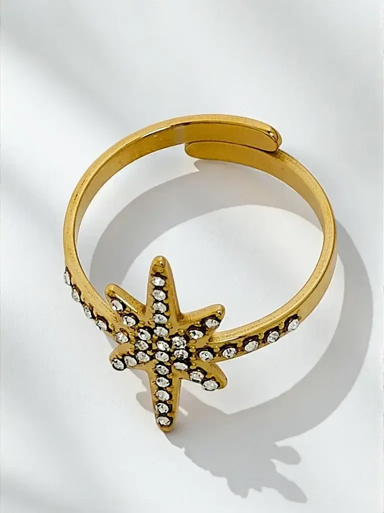 Zlatý náramok s ozdobnými príveskami