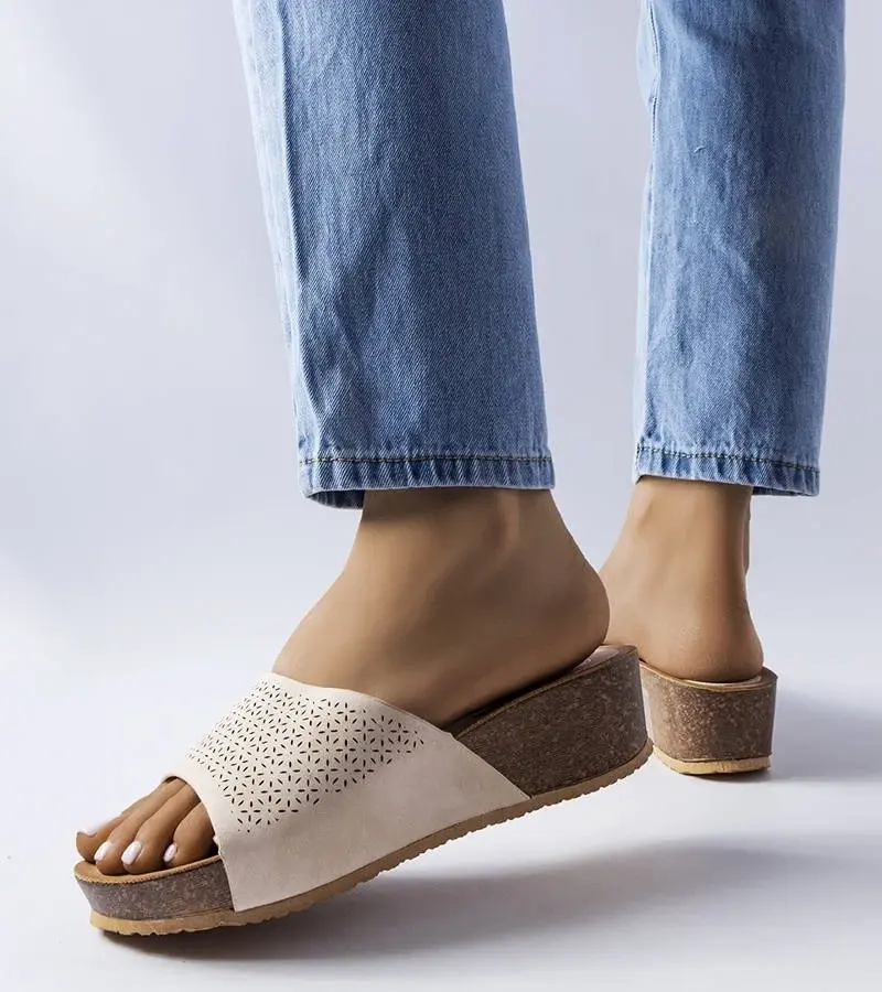 marka niezdefiniowana Béžové ažurové žabky Bourque na podpätkoch