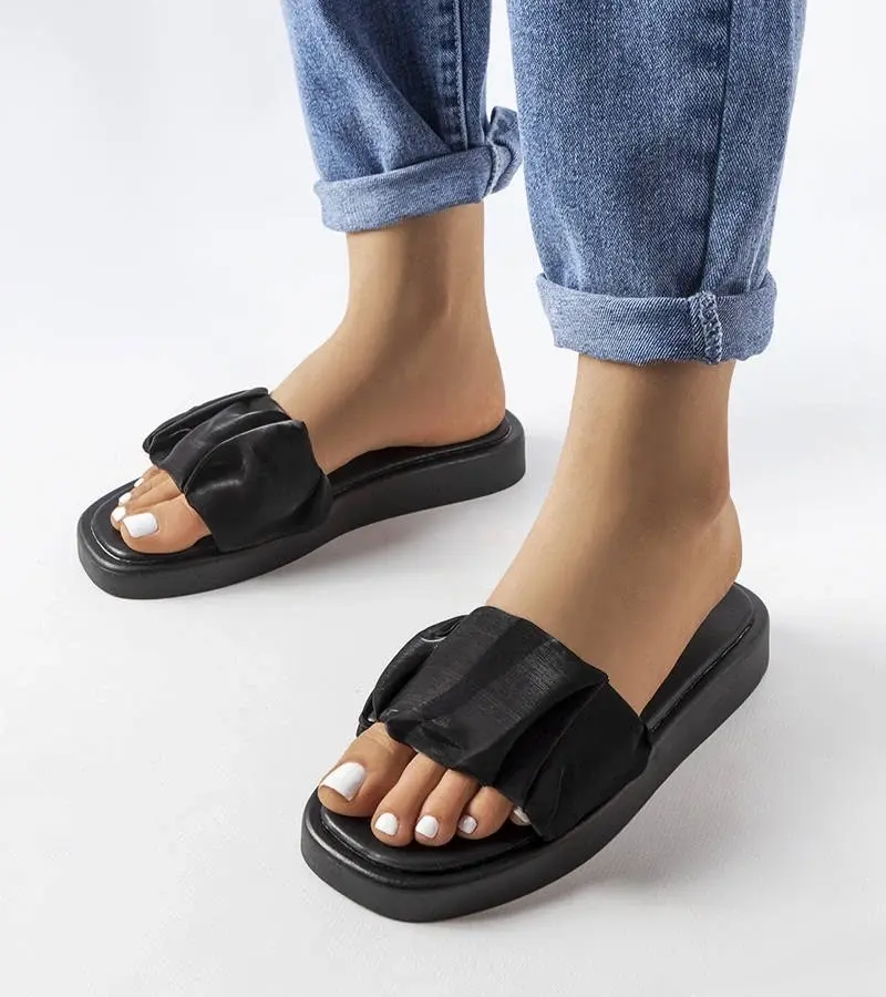 marka niezdefiniowana Čierne žabky zdobené Boulevardským záhybom