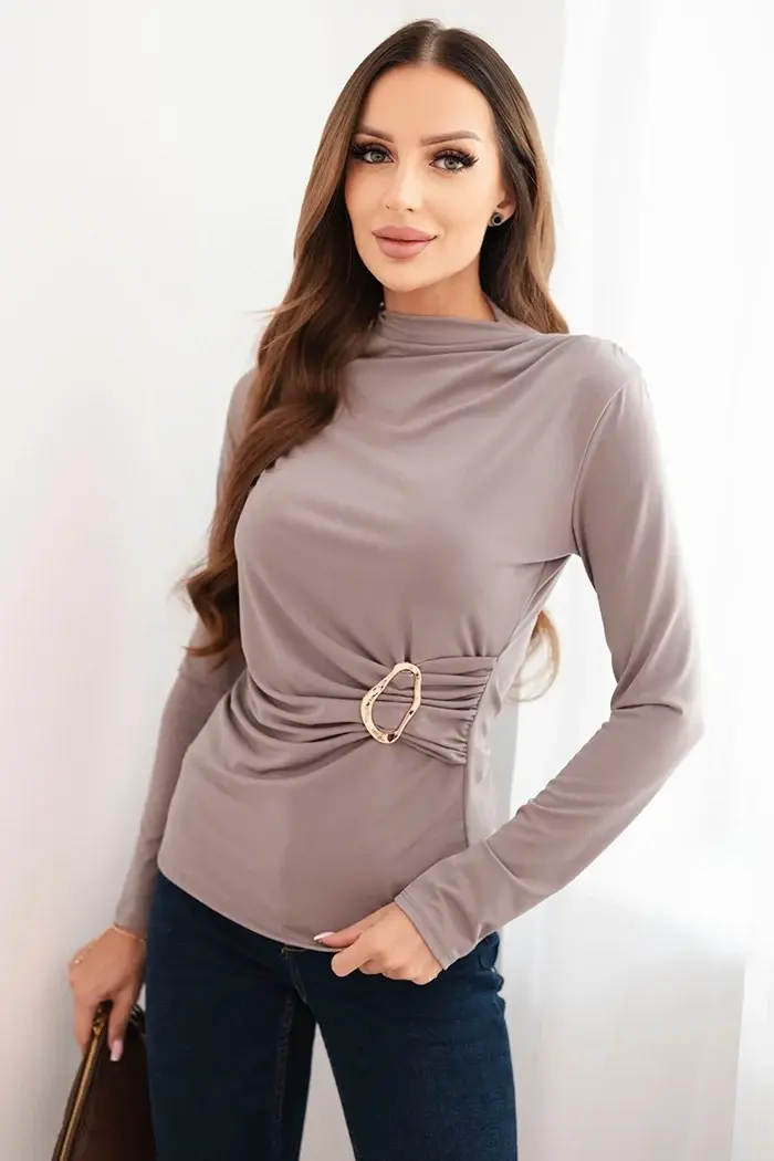 Kesi Włoski Dámska blúzka z viskózy s nariasením a ozdobnou sponou fango