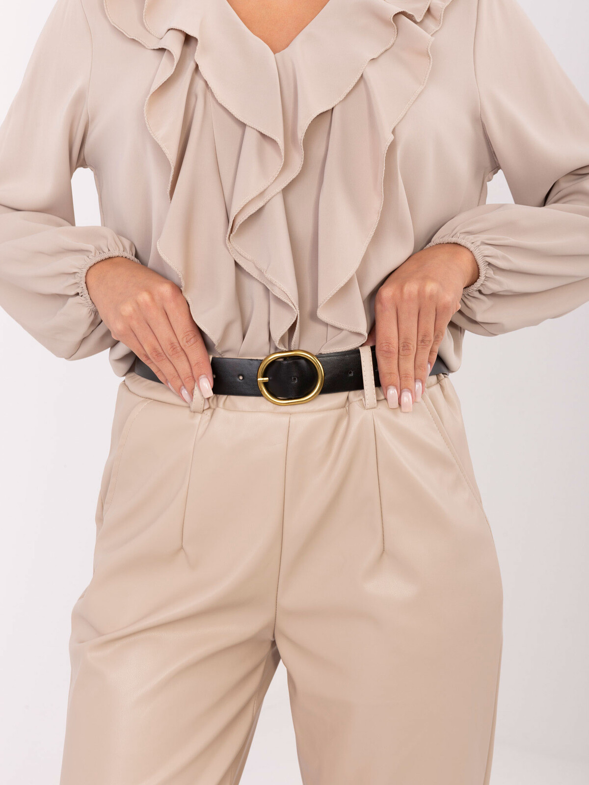 Béžové nohavice s volánovou blúzkou