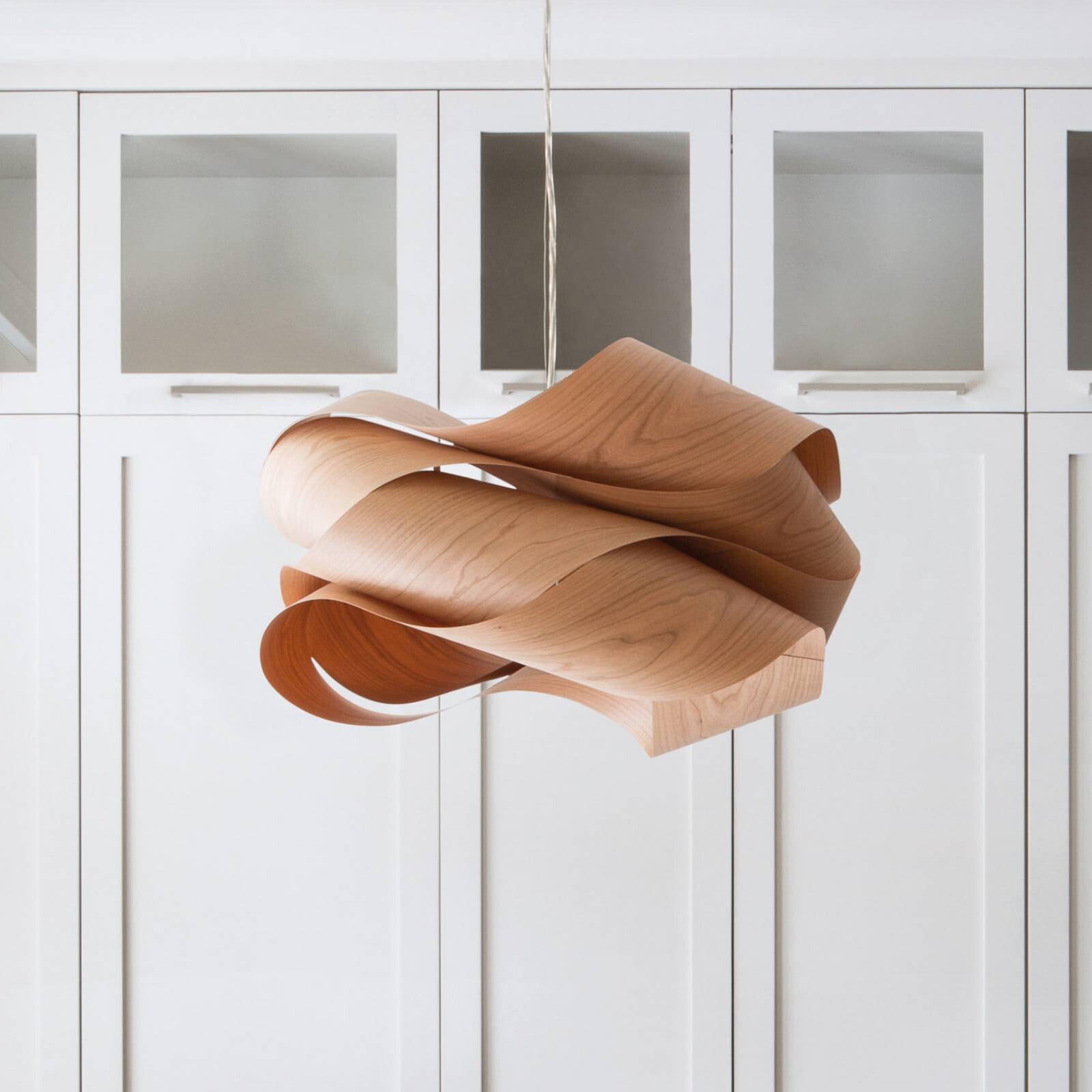 Závesné svietidlo LZF Link, čerešňové drevo/niklová farba, Ø 46 cm, drevo