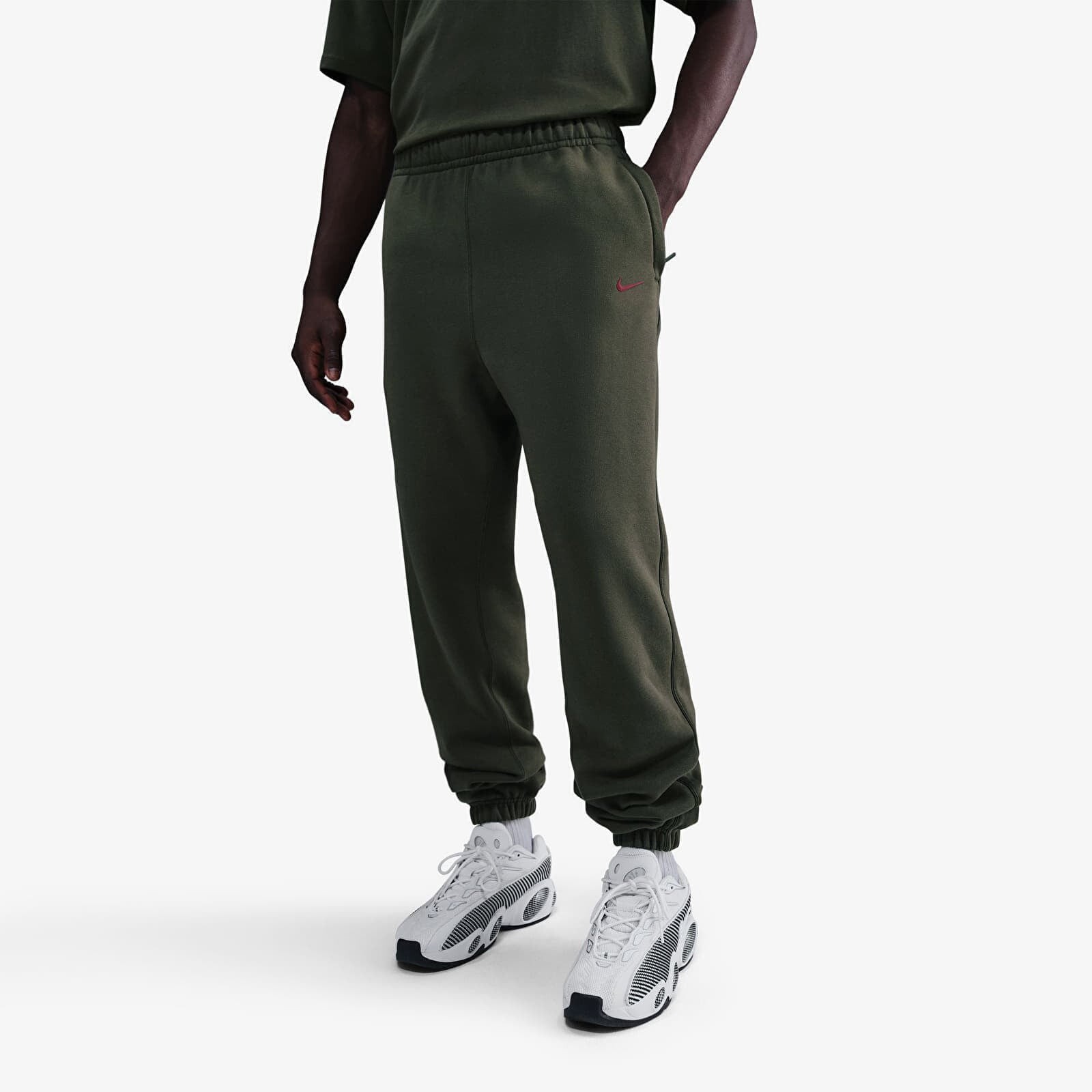 Tepláky Nike x NOCTA Fleece CS Sweatpants Cargo Khaki/ Team Red XXL