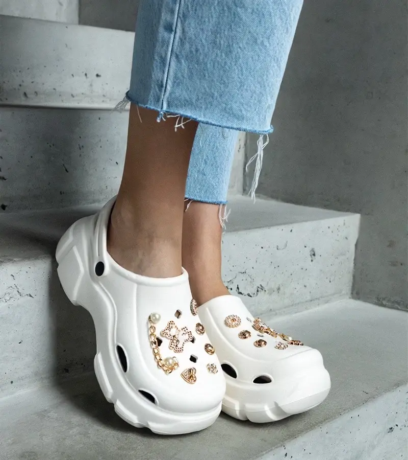 D/CEO White closed platform flip-flops decorated with Aria pins