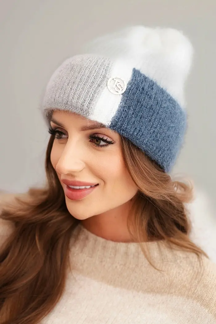 Kesi Dámska čiapka farebná z viskózy s ozdobným gombíkom biela + námornícka modrá