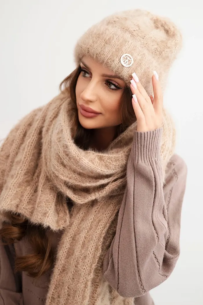 Kesi Dámsky komplet čiapka a šál prúžkovaný s ozdobou camelový