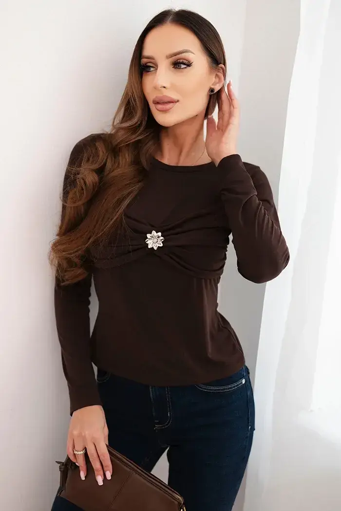 Kesi Włoski Dámska blúzka z viskózy priliehajúca s drapovaním a brošňou hnedá