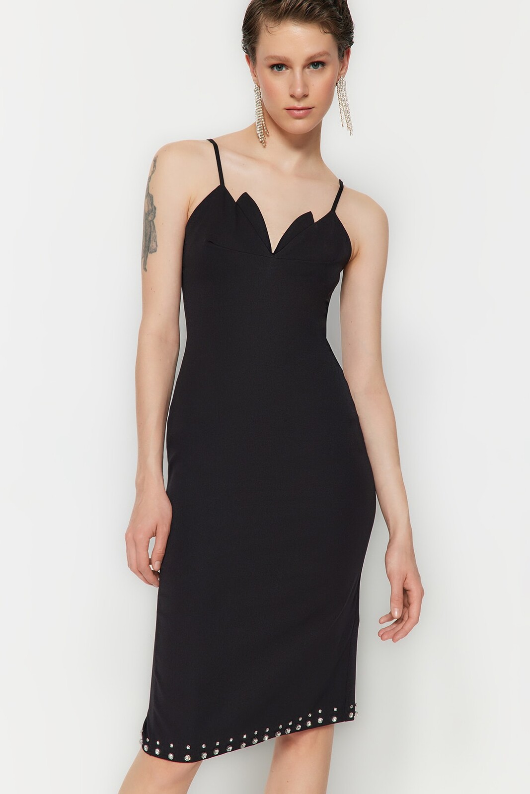 Trendyol Čierne vypasované tkané lesklé kamenné štýlové večerné šaty