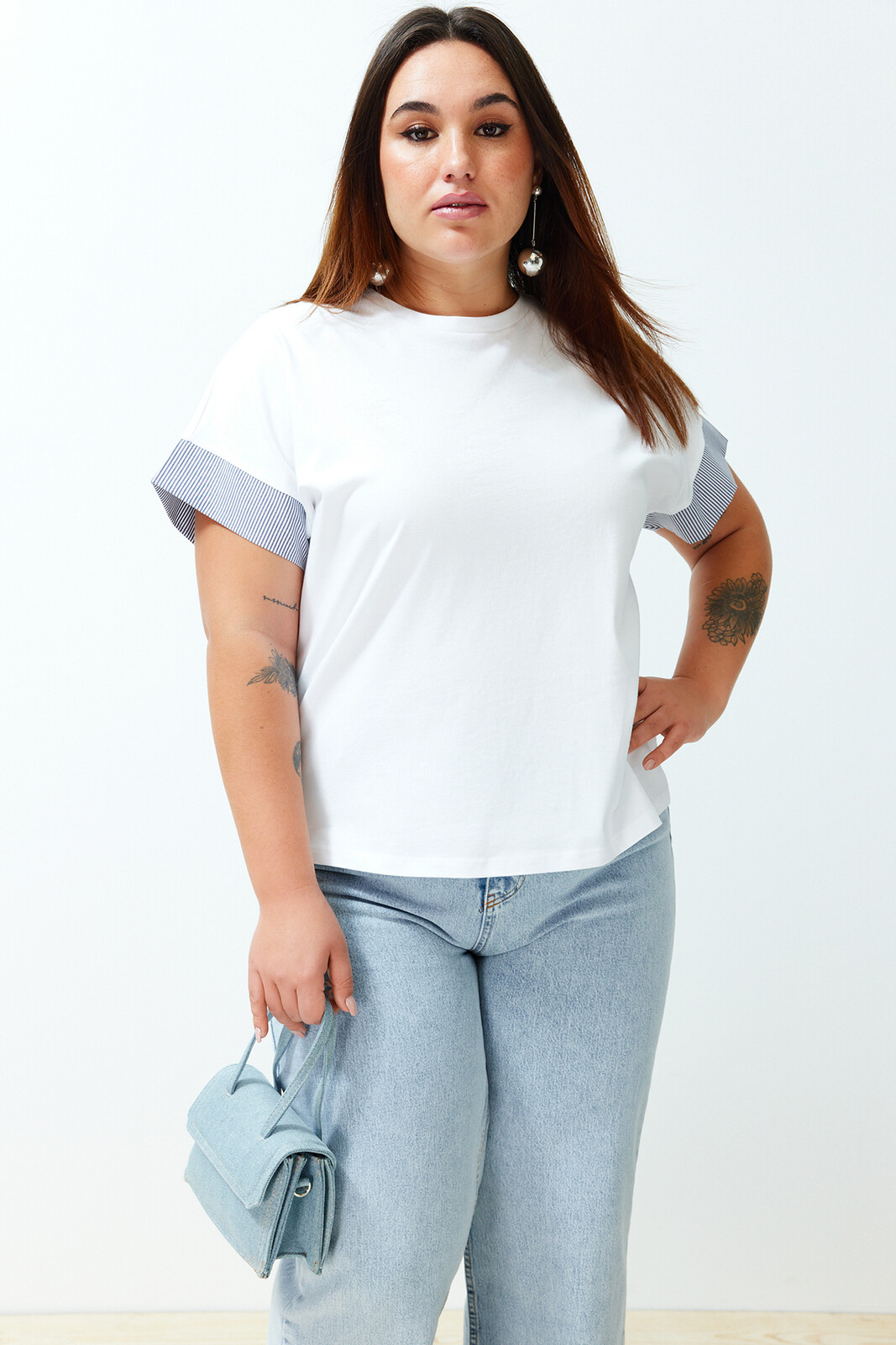 Trendyol Curve White Oversize Striped Poplin Fabric Detail on the Sleeve 100% Cotton Knitted Plus Size T-Shirt