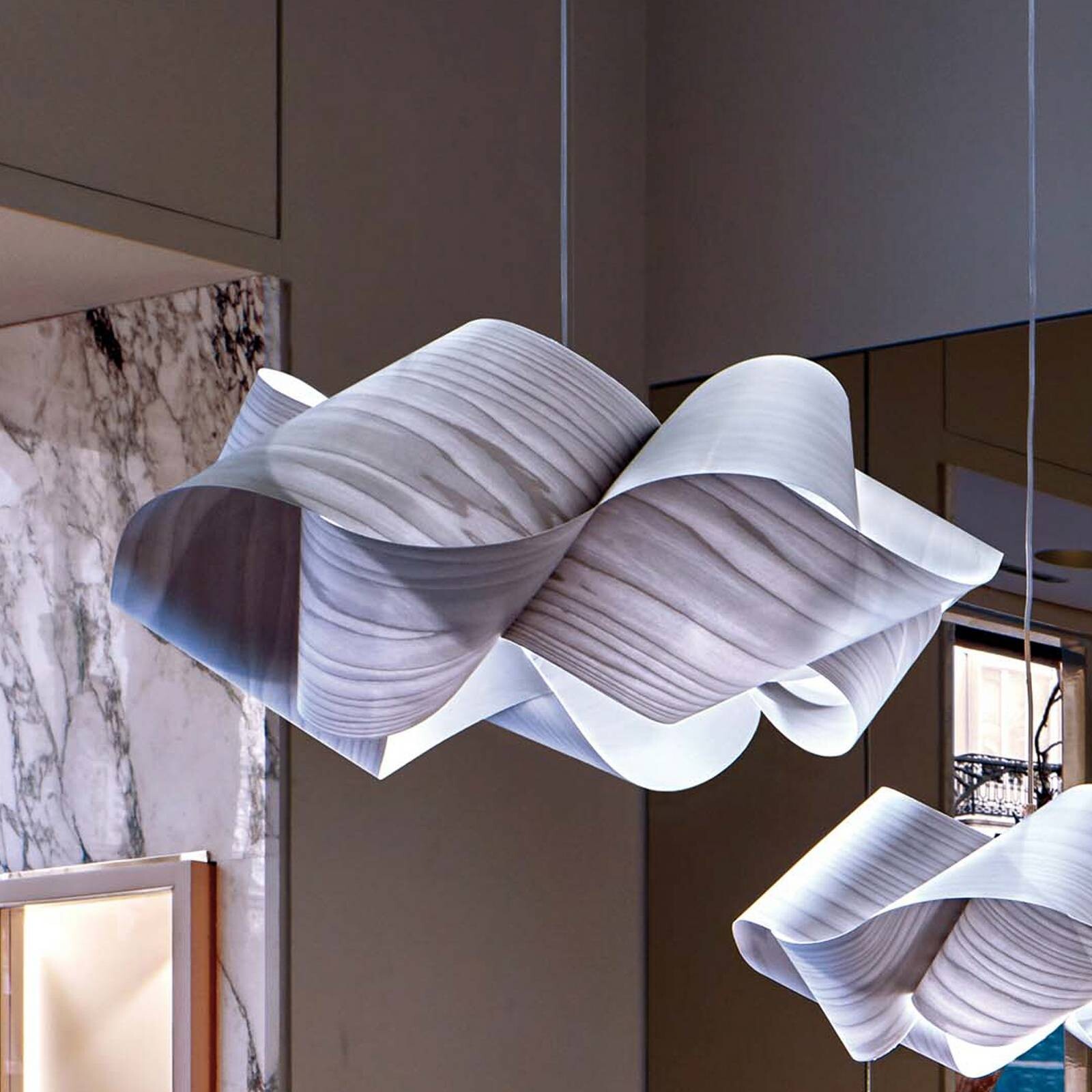 Svietidlo LZF Swirl, sivá/niklová, Ø 75 cm, drevo