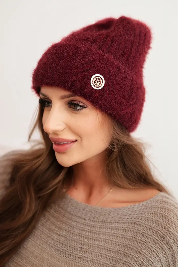 Kesi Dámska zimná čiapka z huňatej priadze a s elegantným gombíkom bordová