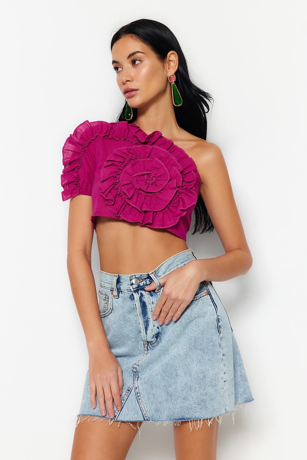 Blúzka Trendyol Fuchsia Crop Weave s volánmi na jedno rameno zo 100% bavlny