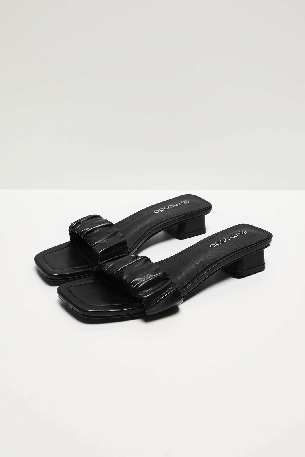 Dámske čierne žabky s malým podpätkom