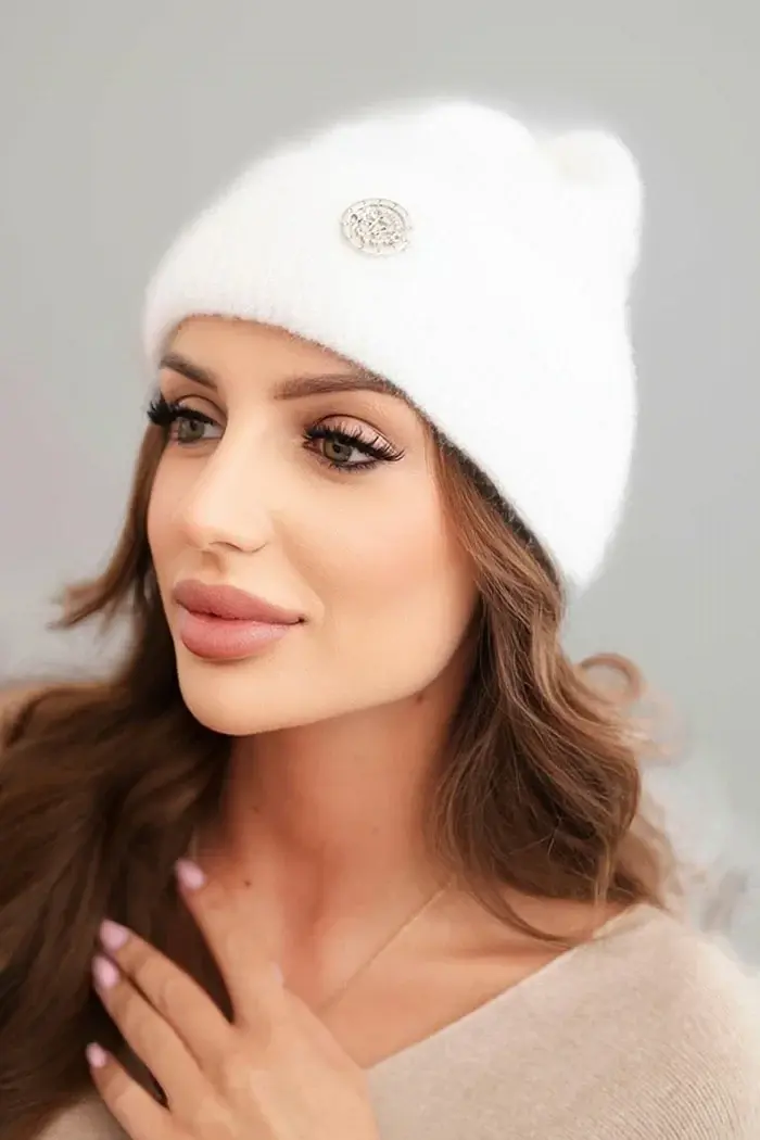 Kesi Dámska zimná čiapka huňatá s ozdobným gombíkom biela