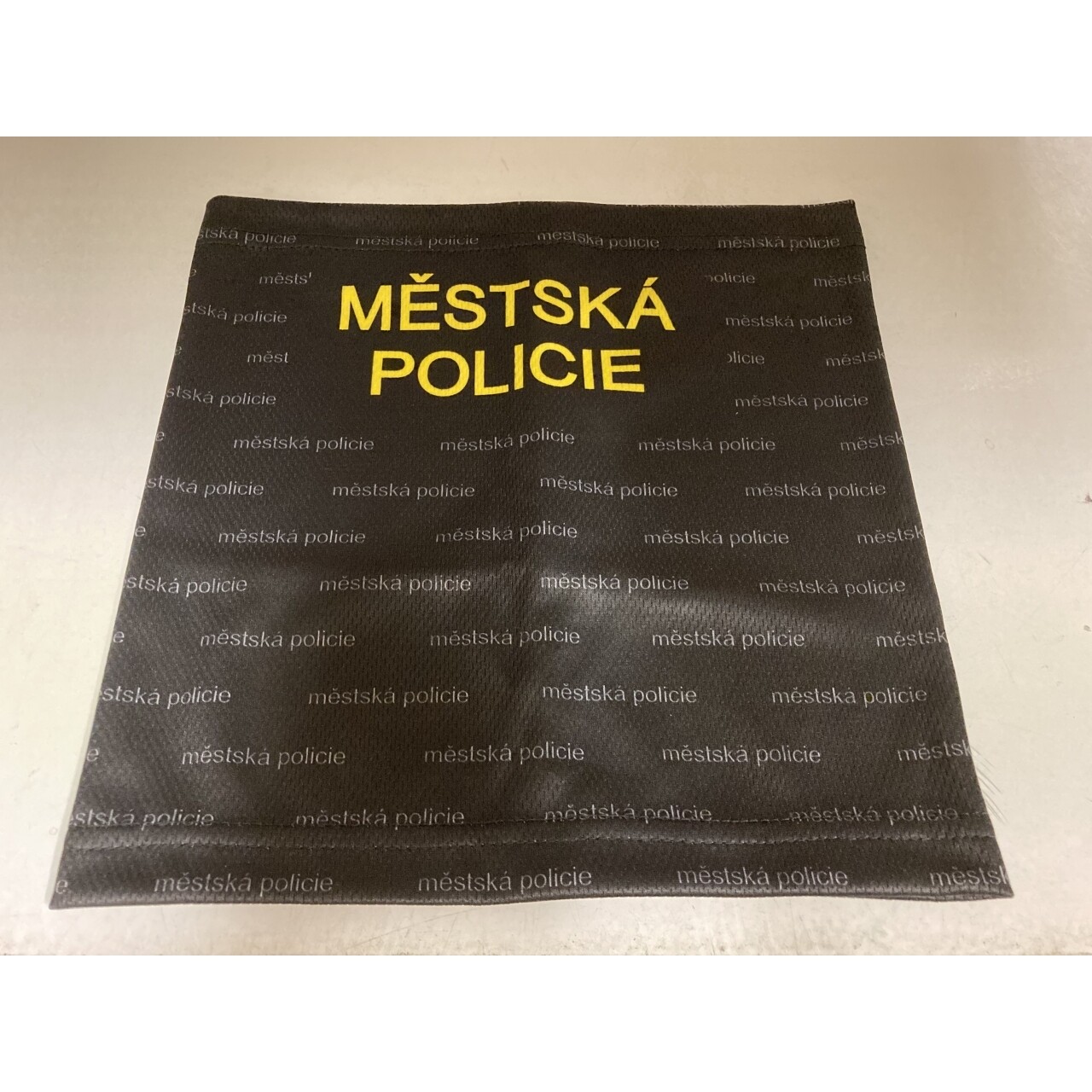 Nákrčník s nápisom Mestská polícia - čierny-žltý