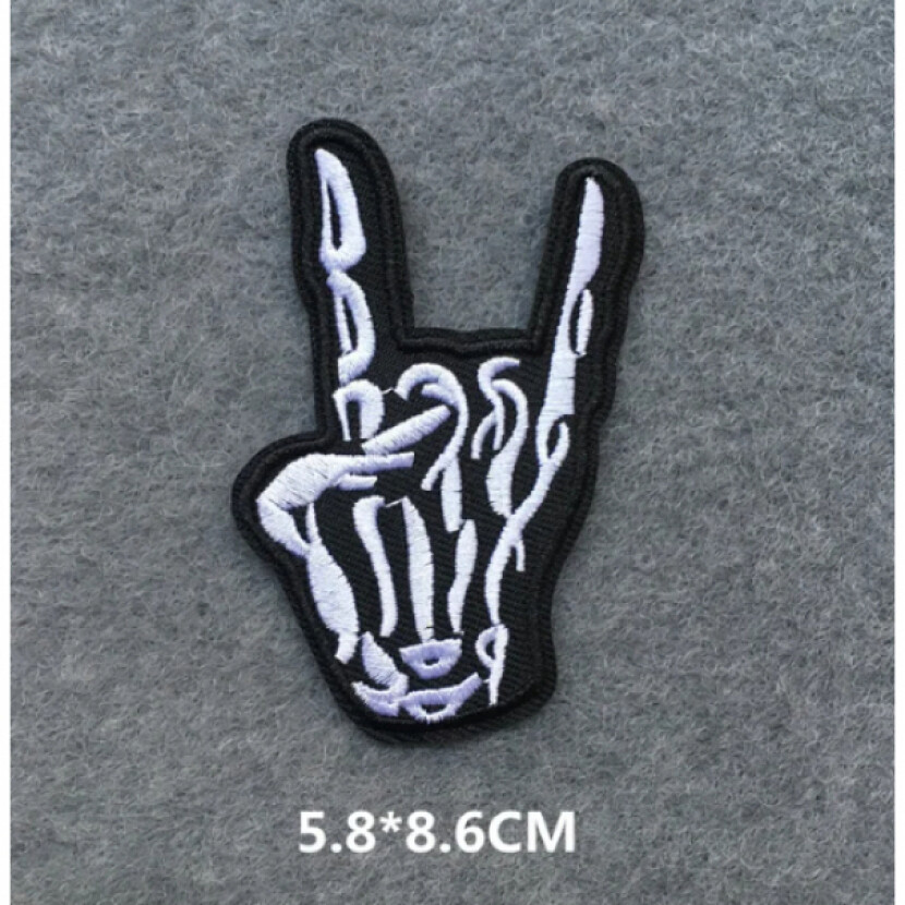 Nášivka nažehľovacia Skull Hand 8,6x5,8 - biela-čierna