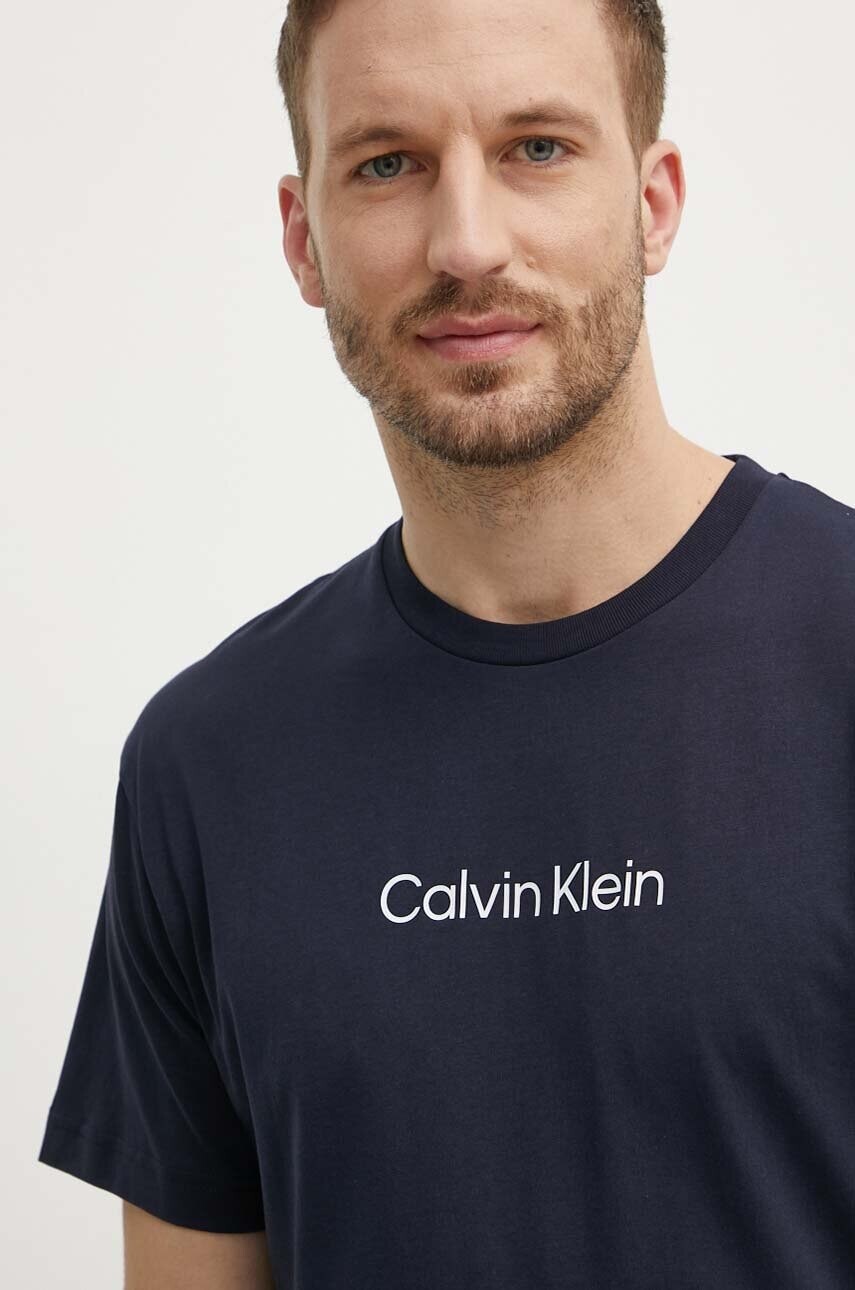 Bavlnené tričko Calvin Klein pánske, tmavomodrá farba, vzorované, K10K111346