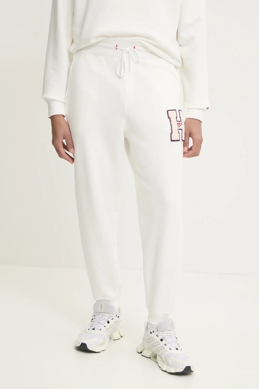 Bavlnené tepláky Tommy Jeans béžová farba, s nášivkou, DM0DM21277