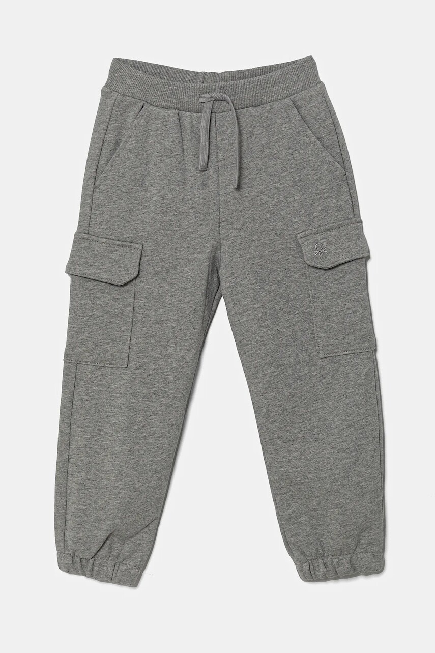 Detské bavlnené tepláky United Colors of Benetton šedá farba, jednofarebné, 3UNIGF045