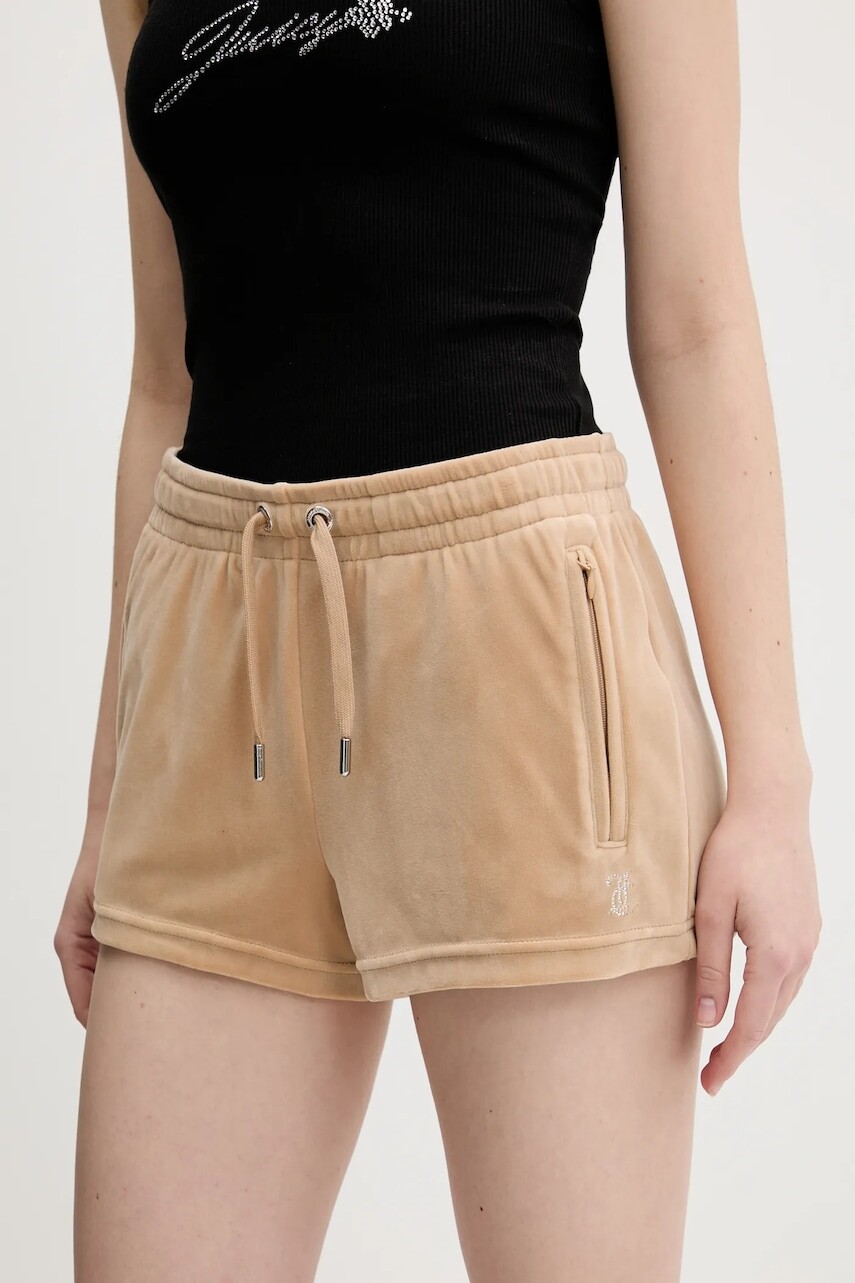 Zamatové šortky Juicy Couture TAMIA dámske, béžová farba, s nášivkou, stredne vysoký pás, JCWH121001